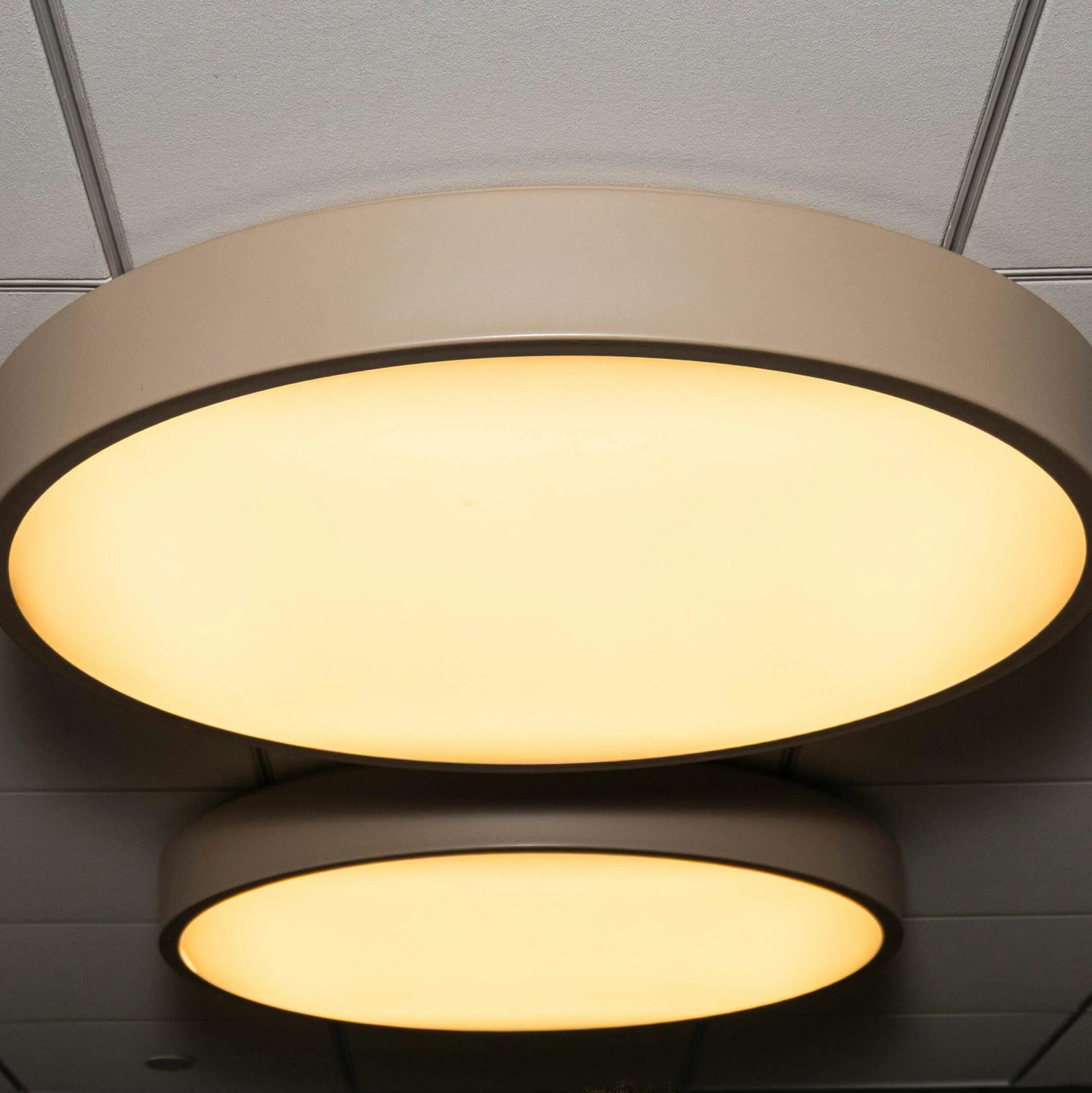 Iluminação residencial: como usar a luz para valorizar salas e quartos